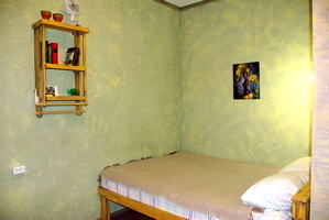 Гостевой дом "Гор Дом".Номер с террасой в Коктебеле на границе с Карадагским заповедником на первом этаже. Вид на горы. В номере- кондиционер, душ, кухня, холодильник, две односпальные кровати. Больше: https://sinonim.org/si Гостевой дом "Innrock" рядом с Карадагом. Двухместный номер.