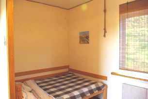 Снять жилье в Коктебеле, можно с домашними животными. Номер с двуспальной кроватью, кондиционером, кухней, душем. Жилье в Коктебеле недорого.