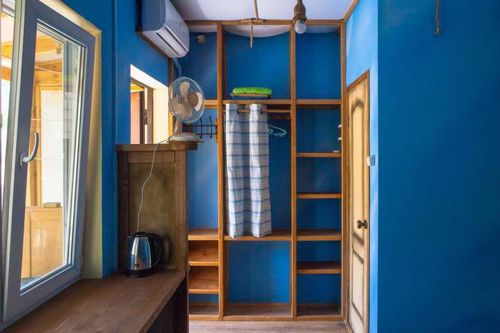 Гостевой дом "Гор Дом".Семейный номер с террасой в Коктебеле на границе с Карадагским заповедником. Вид на горы. В номере- кондиционер, душ, кухня, холодильник. Гостевой дом в Крыму в Коктебеле. Номер с террасой . Вид на горы.