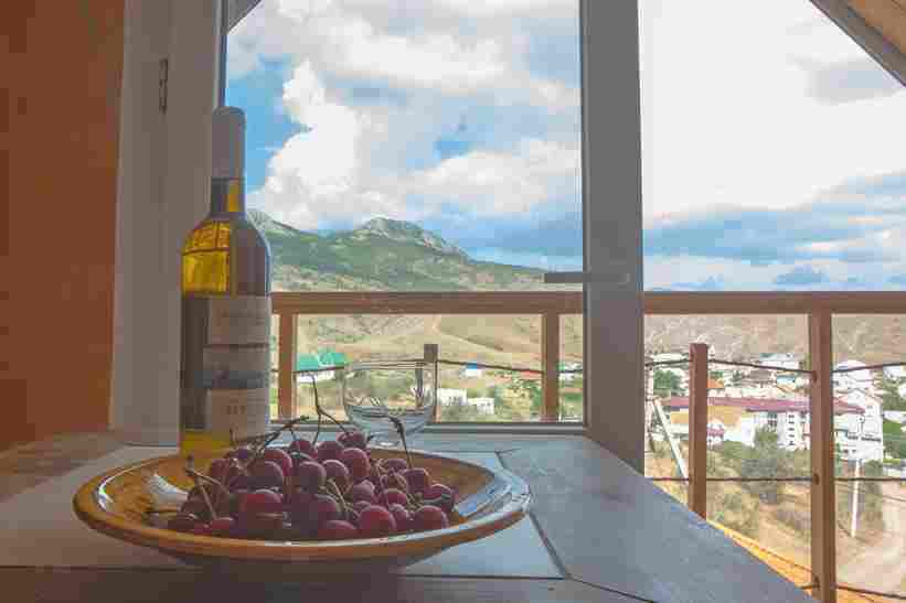 Жилье в Коктебеле с видом на Карадаг.Трёхместный видовой номер с балконом Мансарда в гостевом доме Innrock.ru. Шикарный вид на горы. Кондиционер, кухня, душ - в номере. Можно с питомцами. Жилье с видом на горы в Коктебеле