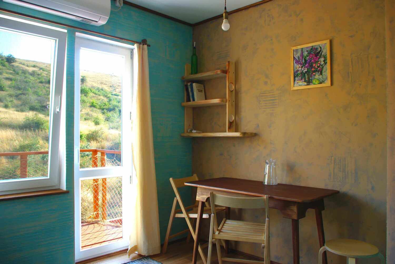 Мини-отель "Innrock". Семейный номер с балконоом в Коктебеле.Вид на горы.Двухуровневая мансарда. Мини-отель в Коктебеле.